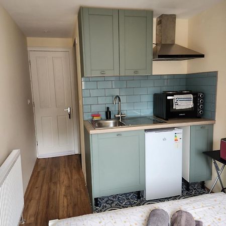 Ensuite Studio Flat Crawley-Gatwick Ifield Exterior photo